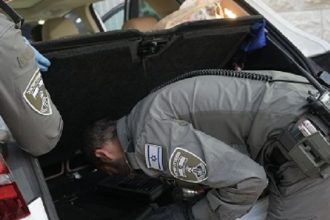 بحث في سيارة