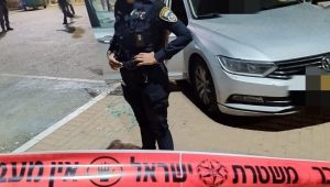 قوات الشرطة في موقع جريمة قتل سحر أبو حجاج (تصوير: الشرطة).