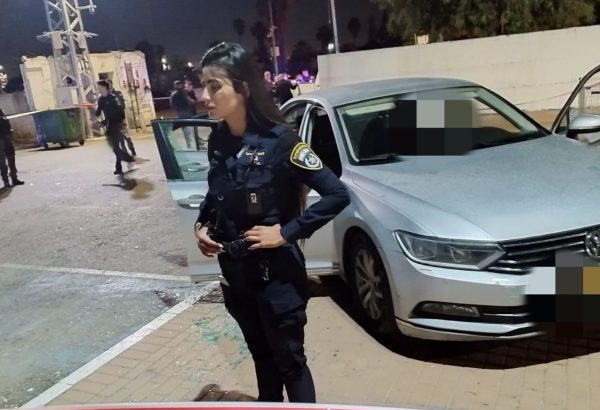قوات الشرطة في موقع جريمة قتل سحر أبو حجاج (تصوير: الشرطة).